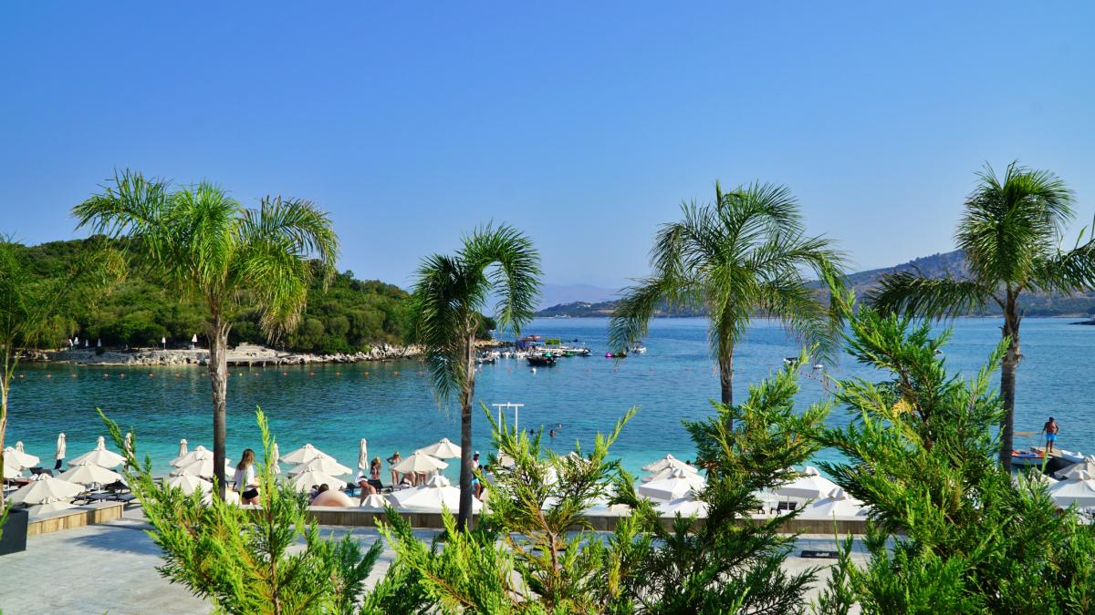 in caraibele europei vara tine pana in octombrie una din plajele de acolo are cea mai albastra apa din lume