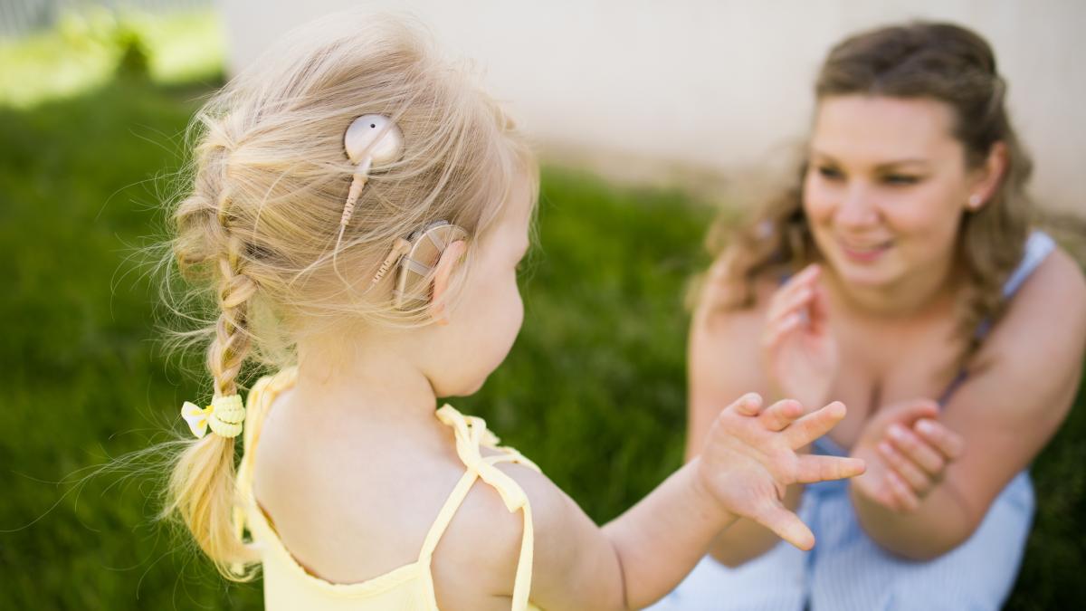 o fetita a primit sansa la o viata normala dupa o operatie in premiera in romania implant cu sistem cohlear inteligent