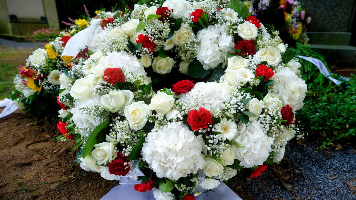 orasul care va interzice complet coroanele de flori in cimitire amenzi mari pentru cine va incalca noua regula