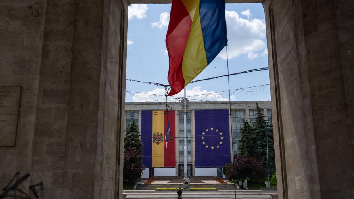 politistii romani au surprins 13 basarabeni pro rusi in timp ce faceau propaganda pentru rusofilul dodon intr un hotel din iasi