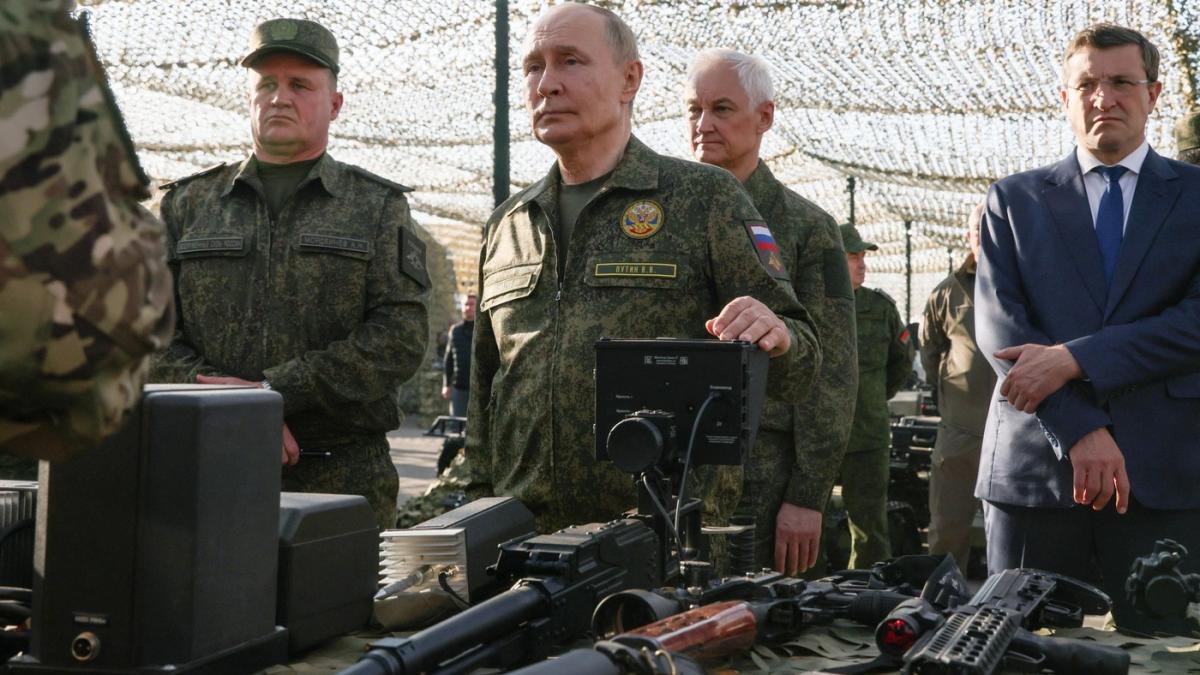 putin in uniforma de camuflaj la finalul zapad 2025 operatiunea s a terminat cu infrangerea inamicului si atingerea frontierei