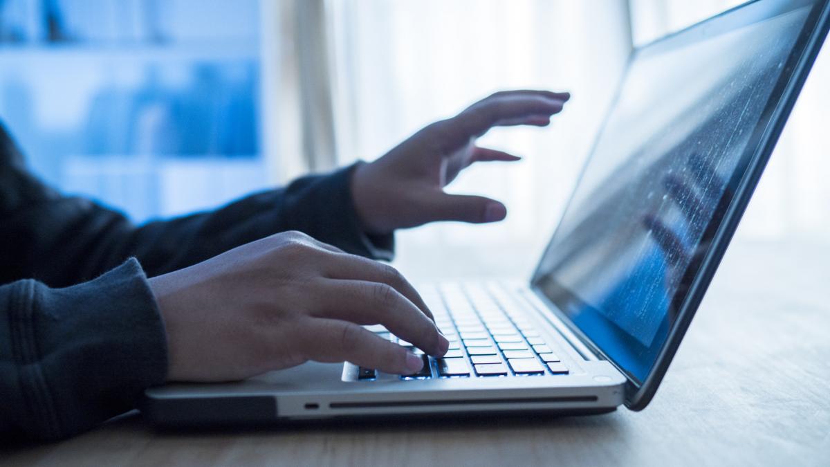 un barbat a furat pozele a 25 de tinere de pe retelele sociale si le a publicat pe site uri pentru adulti