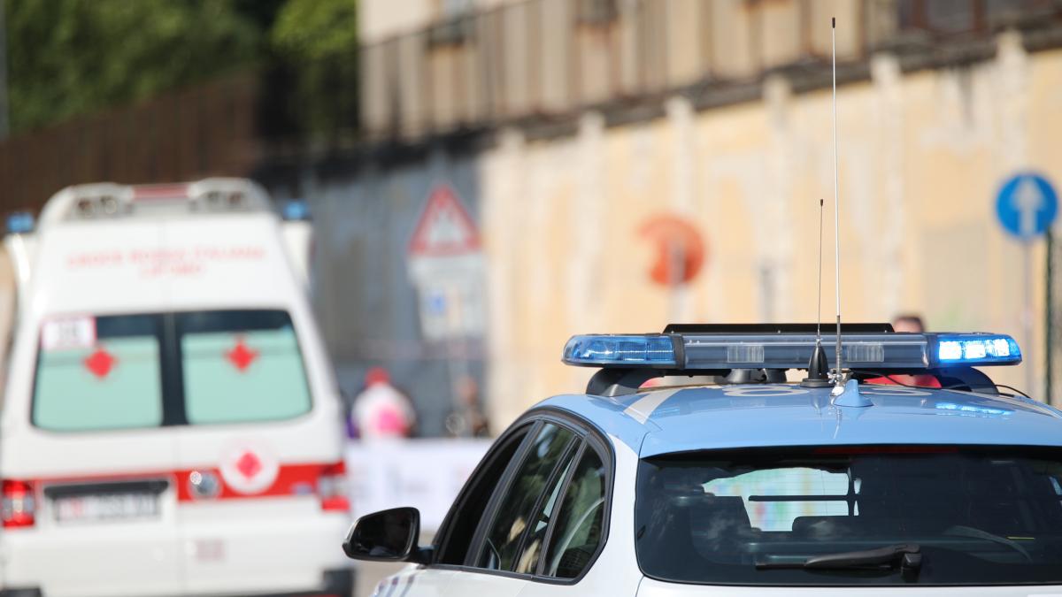 un barbat care a vrut sa se sinucida s a aruncat de la etaj si a cazut peste o femeie pe care a ucis o el este in spital