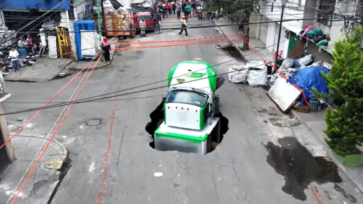 un camion a fost inghitit de o groapa uriasa din asfalt in ciudad de mexico