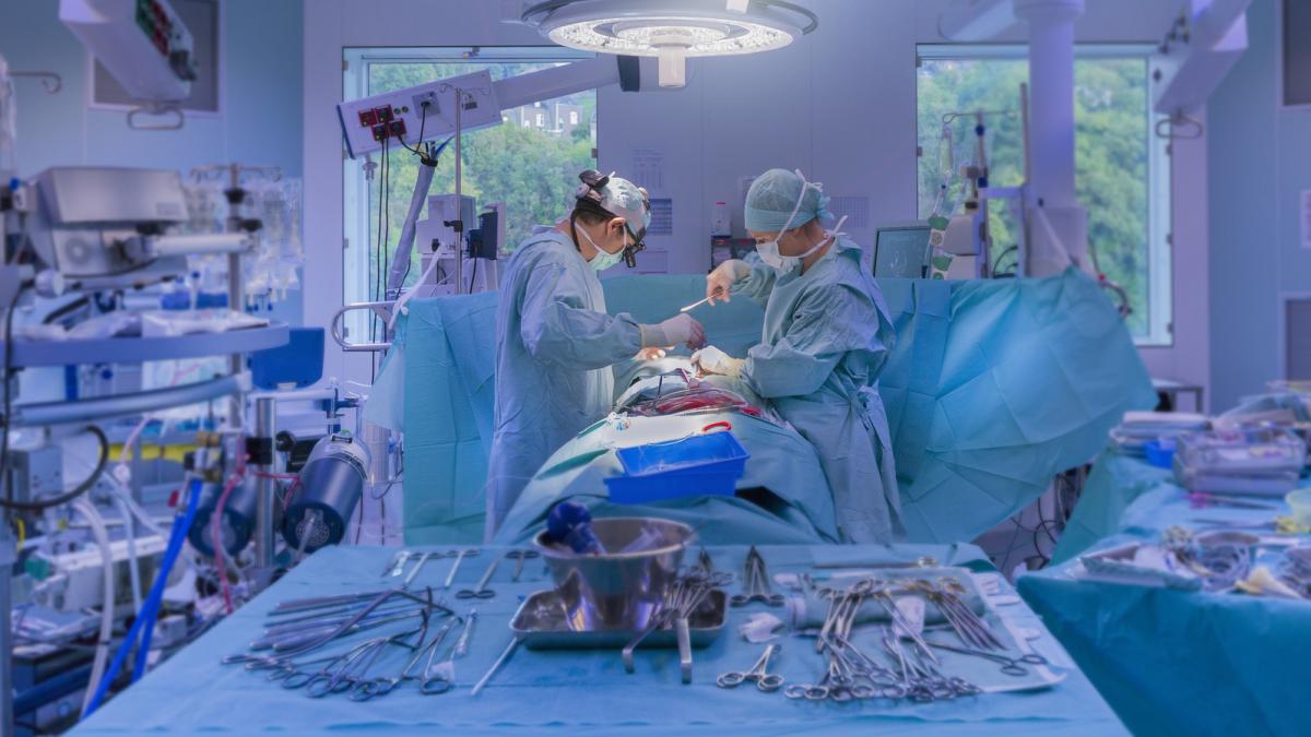 doctorul care a intretinut relatii intime cu o asistenta in mijlocul operatiei in timp ce pacientul era sedat se intoarce in spital