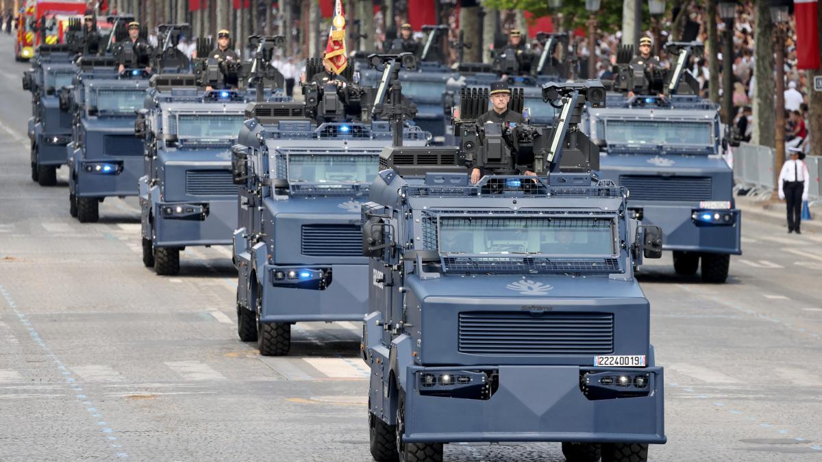 franta scoate centaurii pe strada la protestul de joi blindatele jandarmeriei de 750 000 de euro fiecare vor patrula pe strazi