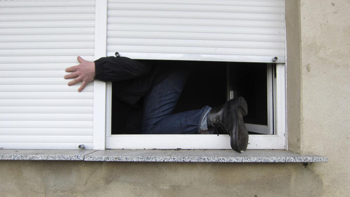 in italia a fost prins un hot acrobat care se catara pe fatadele cladirilor politistii au fost uimiti sa constate ca are 74 de ani