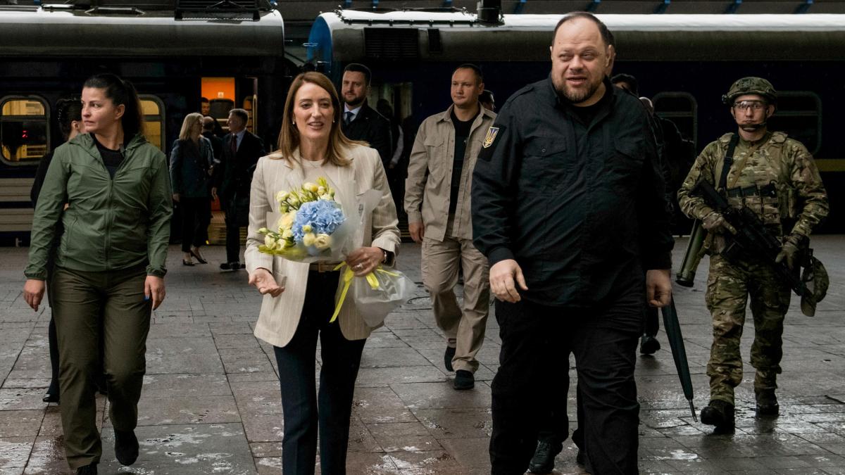 roberta metsola se intalneste cu zelenski la kiev asa cum v am sustinut in prima zi vom ramane alaturi de voi