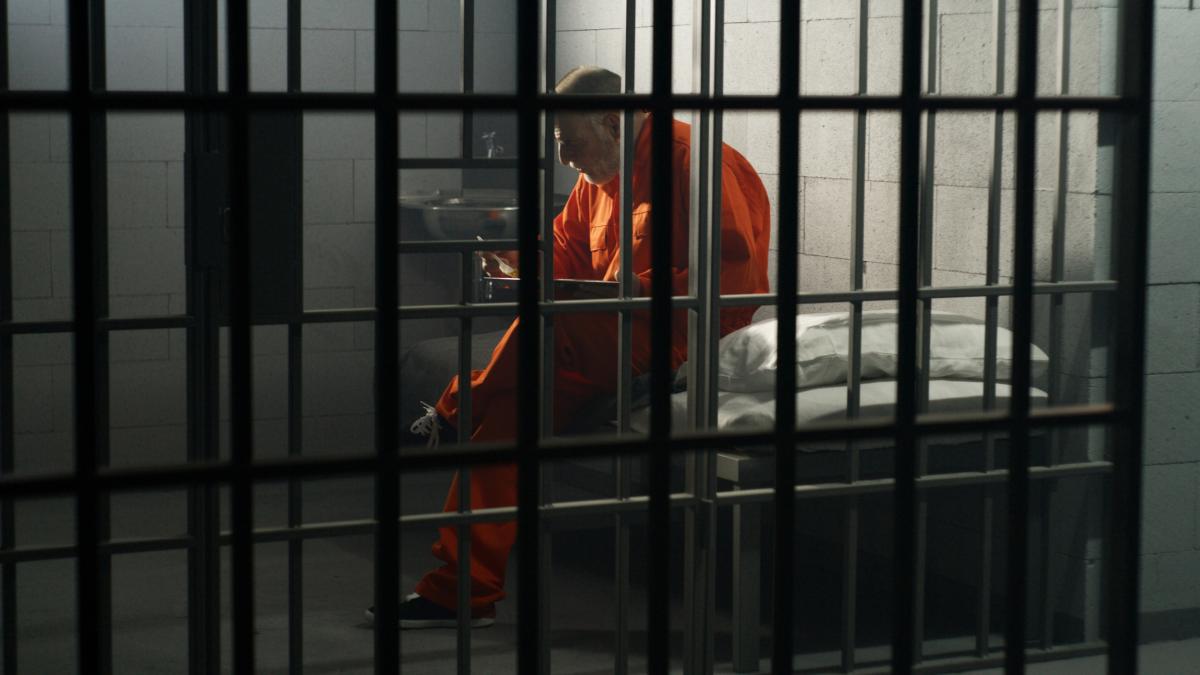 un barbat inca este in inchisoare la 20 de ani dupa ce a furat de telefon