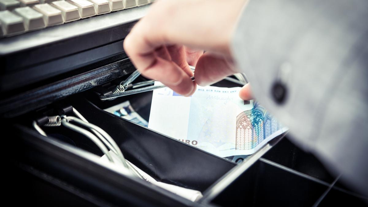 detaliul care l a dat de gol pe un roman din italia care a incercat sa jefuiasca un supermarket