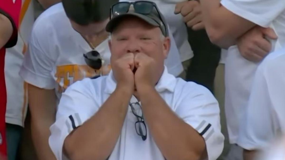 imagini virale cu un american care a fost filmat ca la coldplay in timpul unui meci anuntase ca este bolnav ca sa nu mearga la munca