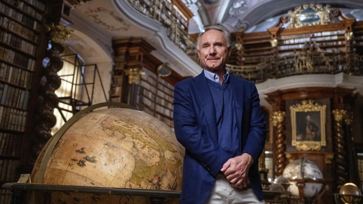 mesajul lui dan brown pentru cititorii din romania autorul romanului codul lui da vinci a lansat o carte noua dupa 8 ani de pauza