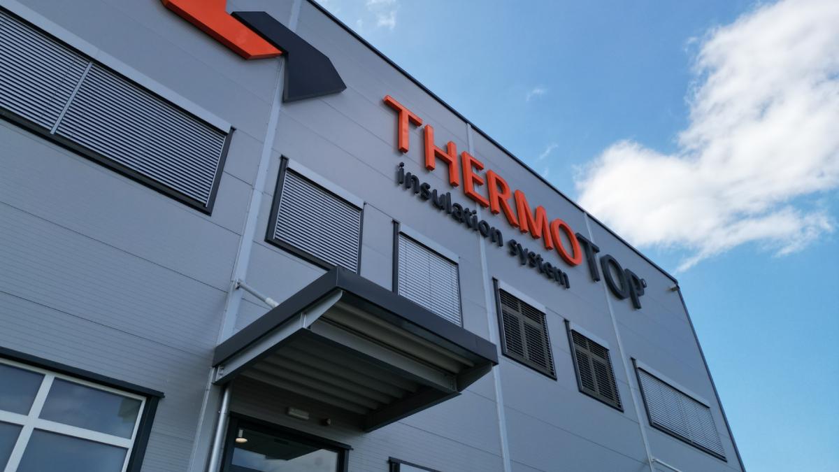 orasul din romania unde tocmai s a deschis o fabrica noua este prima unitate de productie de placi termoizolante pir din tara