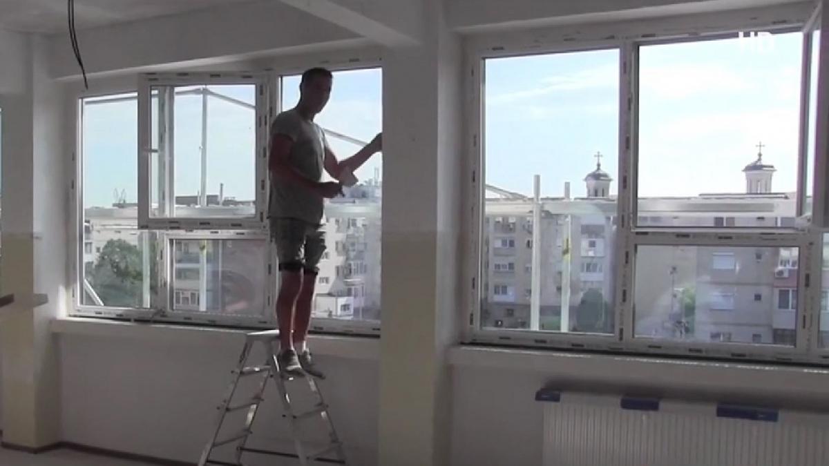 scandal la o scoala din arad aflata in renovare nu se tin cursuri iar parintii si profesorii zugravesc salile de clasa