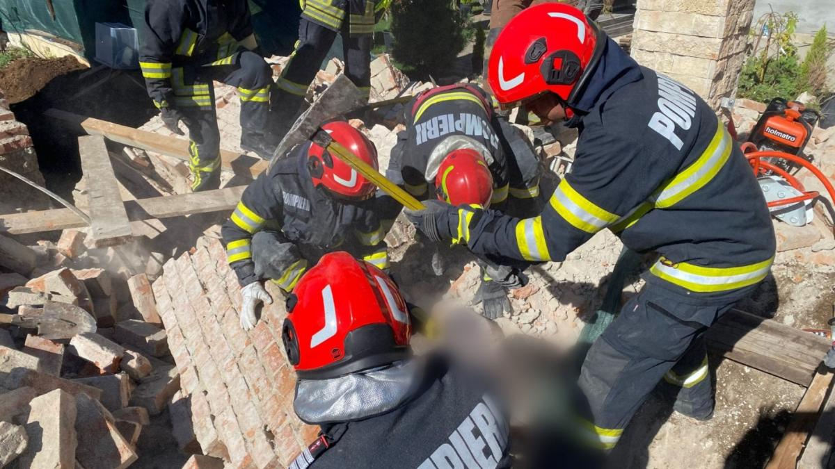 un barbat a murit altul a fost ranit dupa ce zidul unei case s a prabusit peste ei in campina cum a avut loc tragedia
