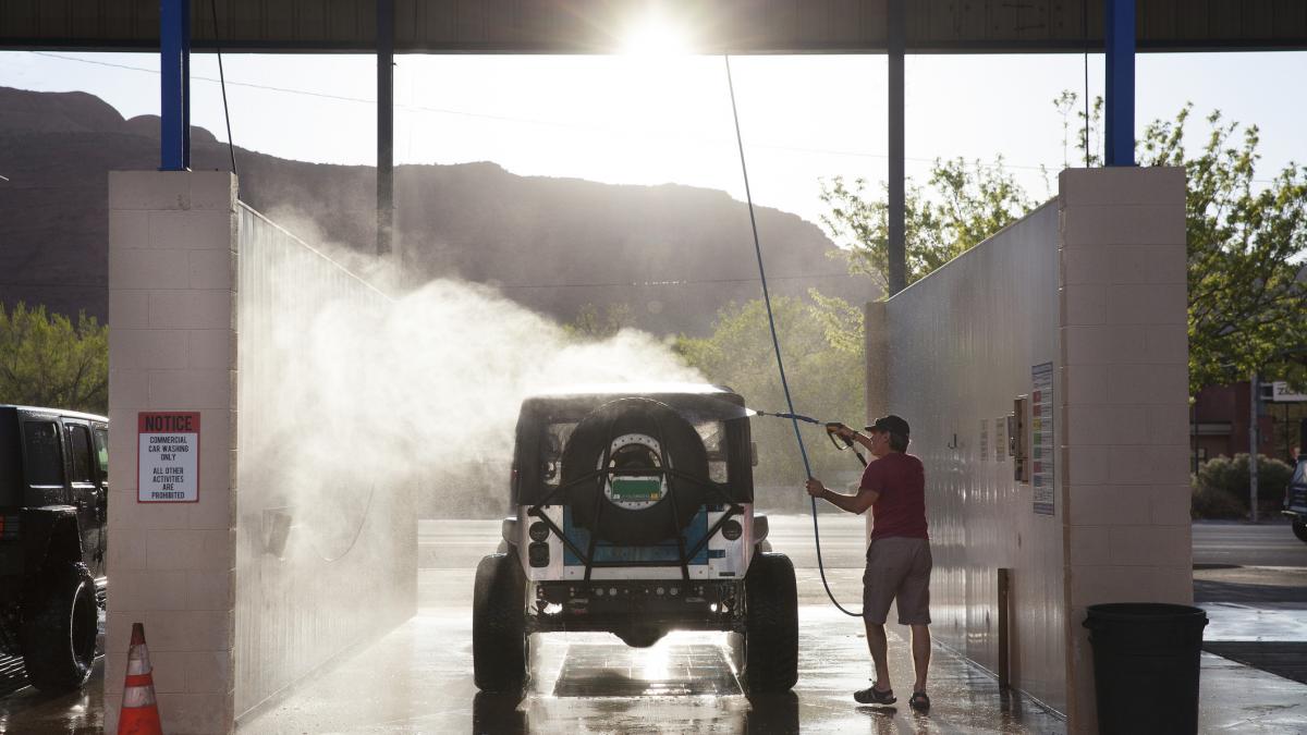un barbat s a dus cu masina la spalatorie si a plecat de acolo milionar in dolari sotia mea a crezut ca mint