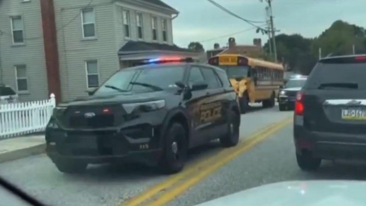 un suspect a impuscat cinci politisti apoi s a sinucis in pennsylvania mesajul oficialilor nu va apropiati de zona incidentului