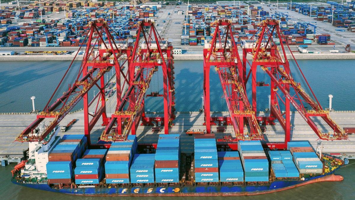 china fericita ca gheata din arctica se topeste beijingul trimite primul cargo catre europa care taie drum prin calota glaciara