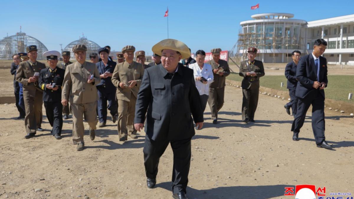 kim jong un se lauda cu insula cu comori noua lui ferma de sere cu care zice ca va salva economia tarii