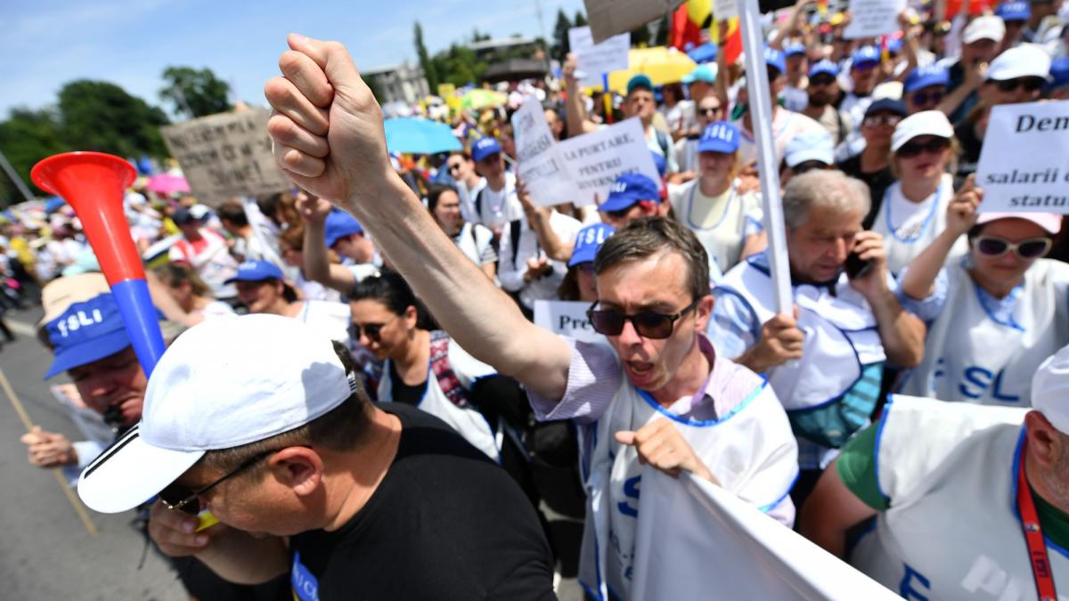 lista neagra cu angajatii de la guvern protestatari noni iordache il ironizeaza pe jurca trebuie pauza pentru ochi la fiecare ora