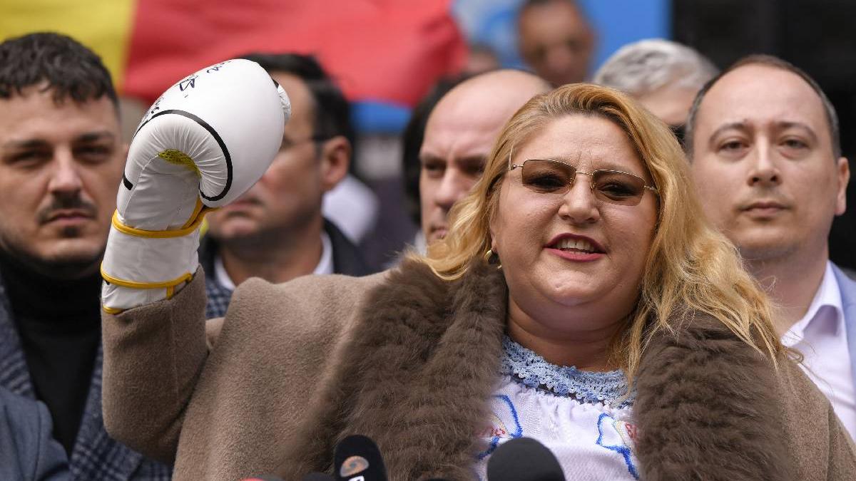 sosoaca anchetata pentru promovarea ideilor legionare si ultraj procurorii poate fi adusa cu mandat