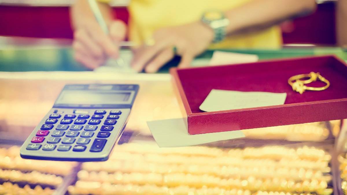 tot mai multi romani isi duc aurul si electrocasnicele pentru bani de facturi casele de amanet fac profit in criza