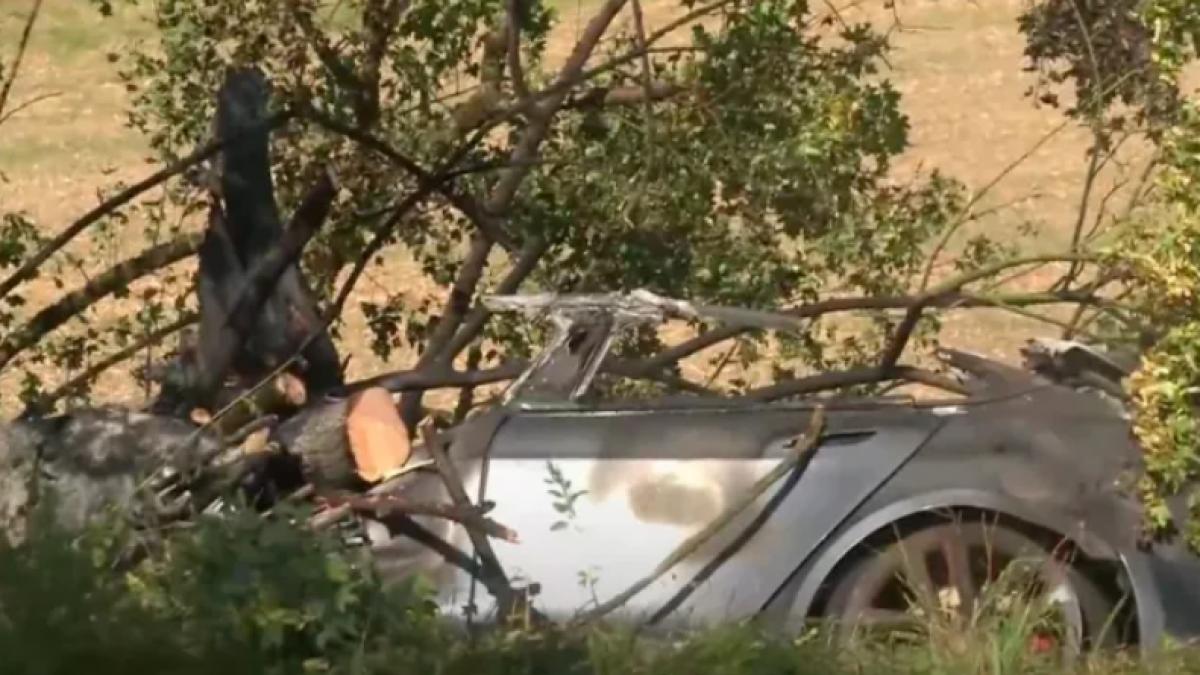 un barbat si doi copii au ars de vii in interiorul unei tesla dupa ce masina a facut accident si i a blocat in interior