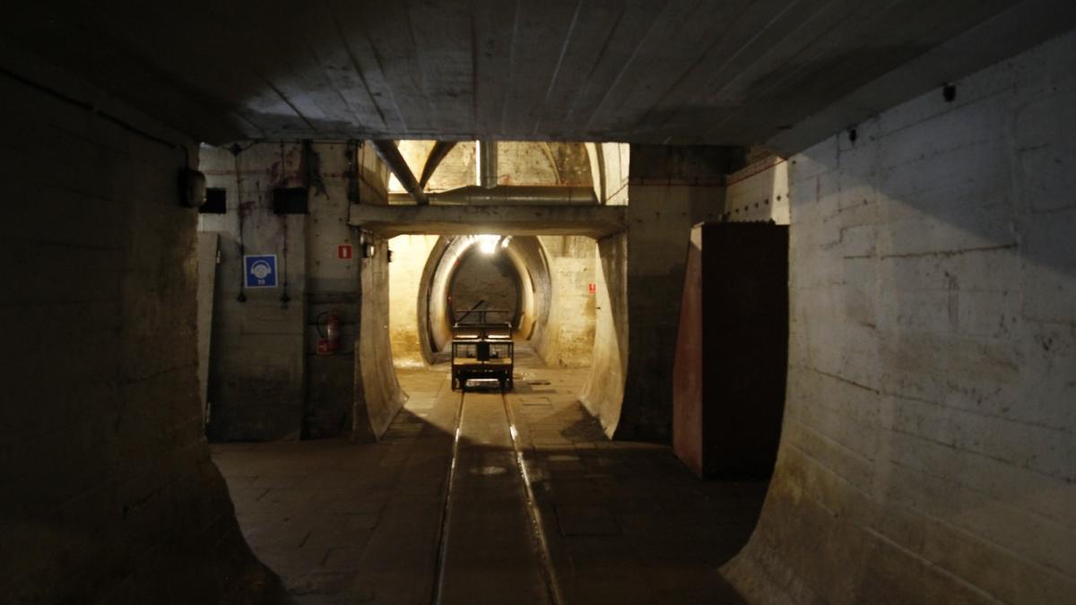 un terifiant oras subteran abandonat se afla sub un sat polonez idilic in labirintul de tuneluri se aduna acum oamenii din buncar