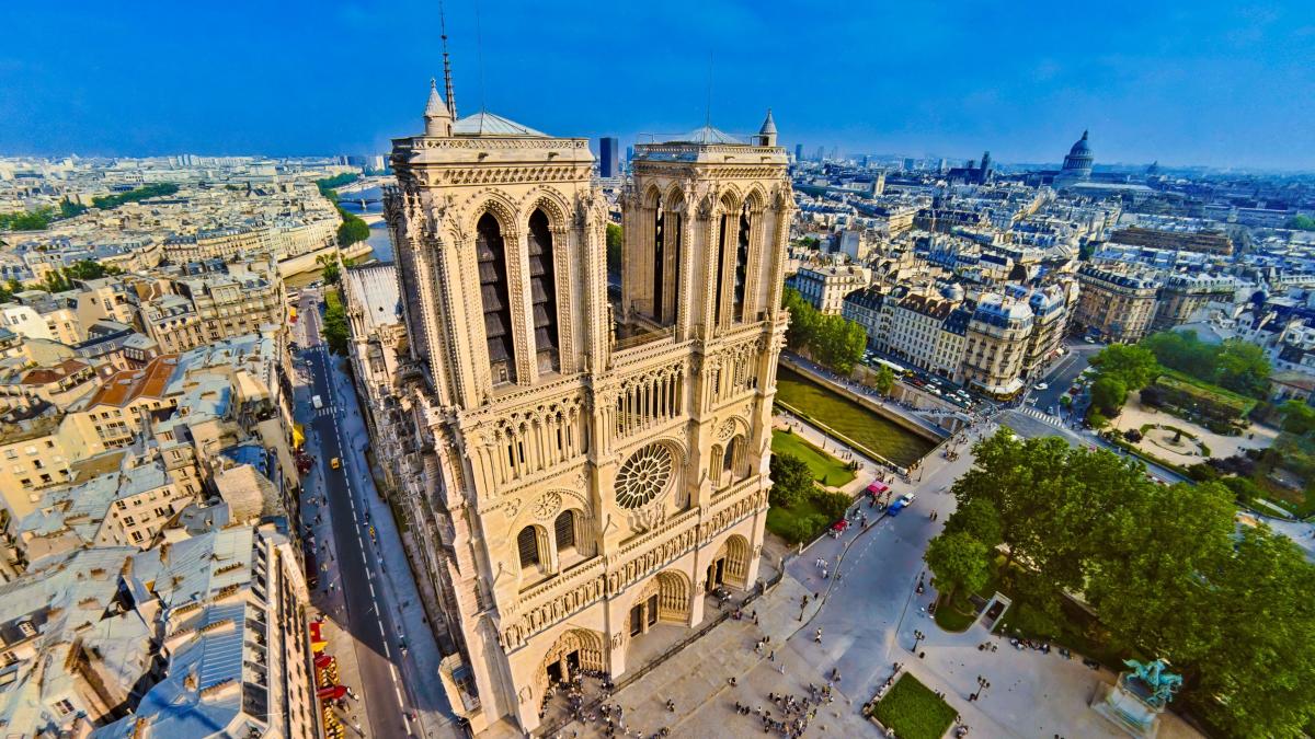 din acest weekend turnurile catedralei notre dame din paris s au redeschis pentru turisti