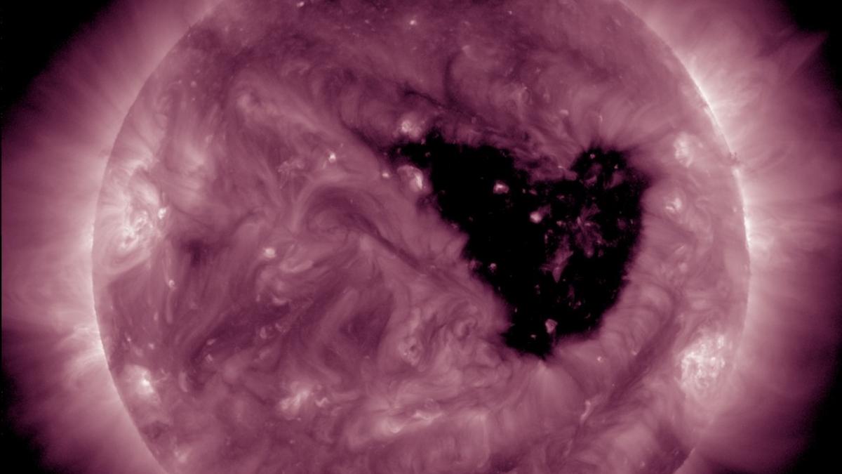 o gaura uriasa in forma de fluture a aparut pe soare este de 35 de ori mai lata decat pamantul