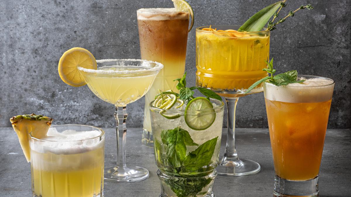 mai multe pahare cu diverse cocktailuri