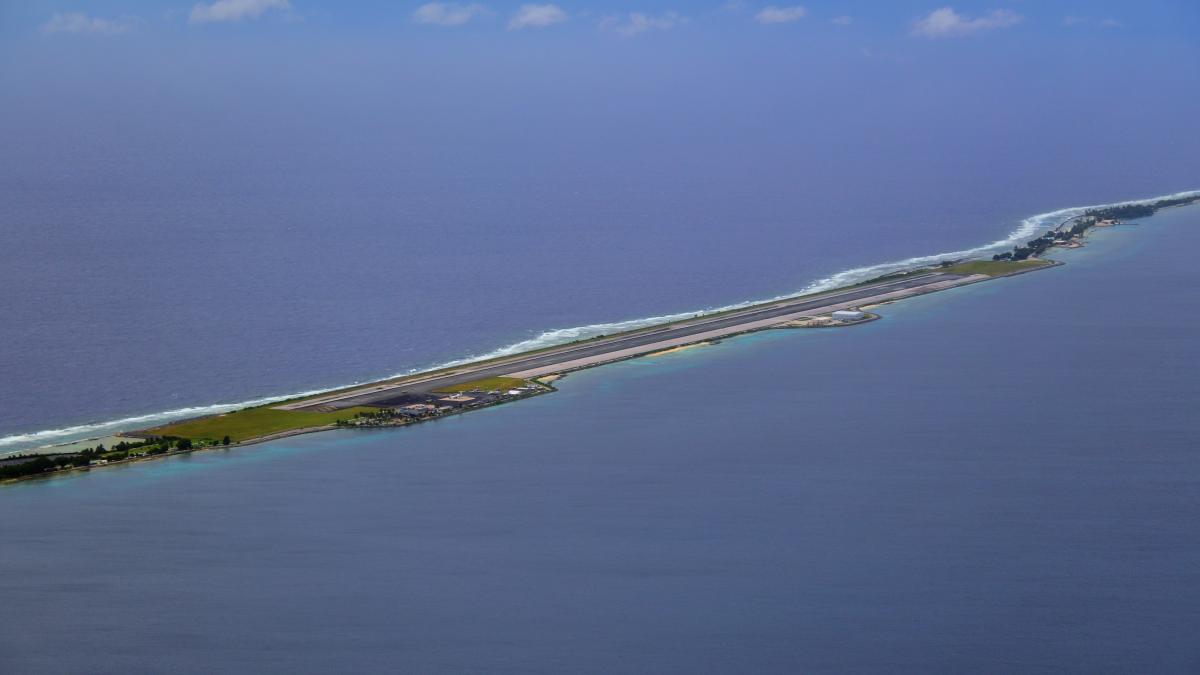 cele mai ciudate piste de aterizare din lume locurile unde avionul te lasa pe plaja sau chiar pe terenul de golf