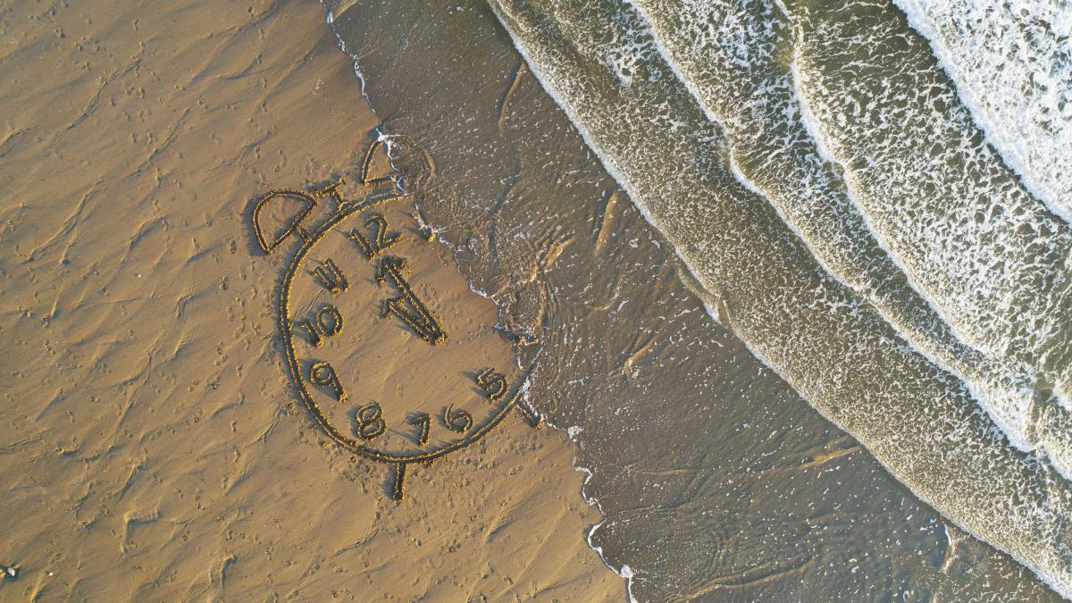 de ce timpul curge doar inainte un nou model matematic l ar putea masura folosind bataile inimii si vantul