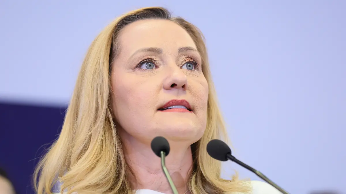 elena lasconi il ataca dur pe premierul ilie bolojan a lovit in oameni minte suta la suta