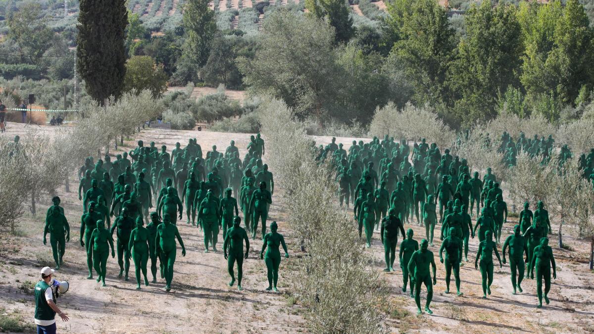 imaginea zilei 800 de spanioli s au dezbracat complet si s au acoperit cu vopsea verde pentru a marca centenarul unei berarii