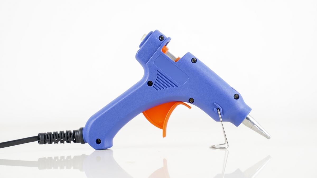 medicii au transformat un pistol de lipit intr un dispozitiv care repara oasele fracturate