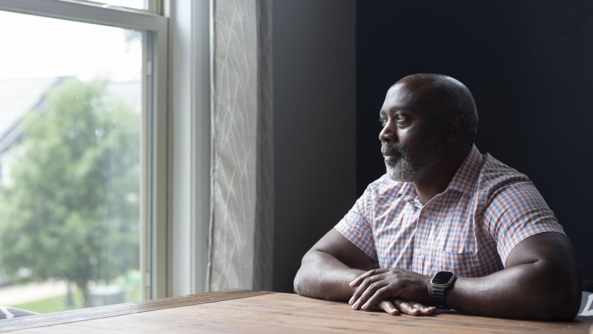 un copil fara adapost i a cerut mancare unui strain barbatul a raspuns cu o intrebare care i a schimbat viata pentru totdeauna