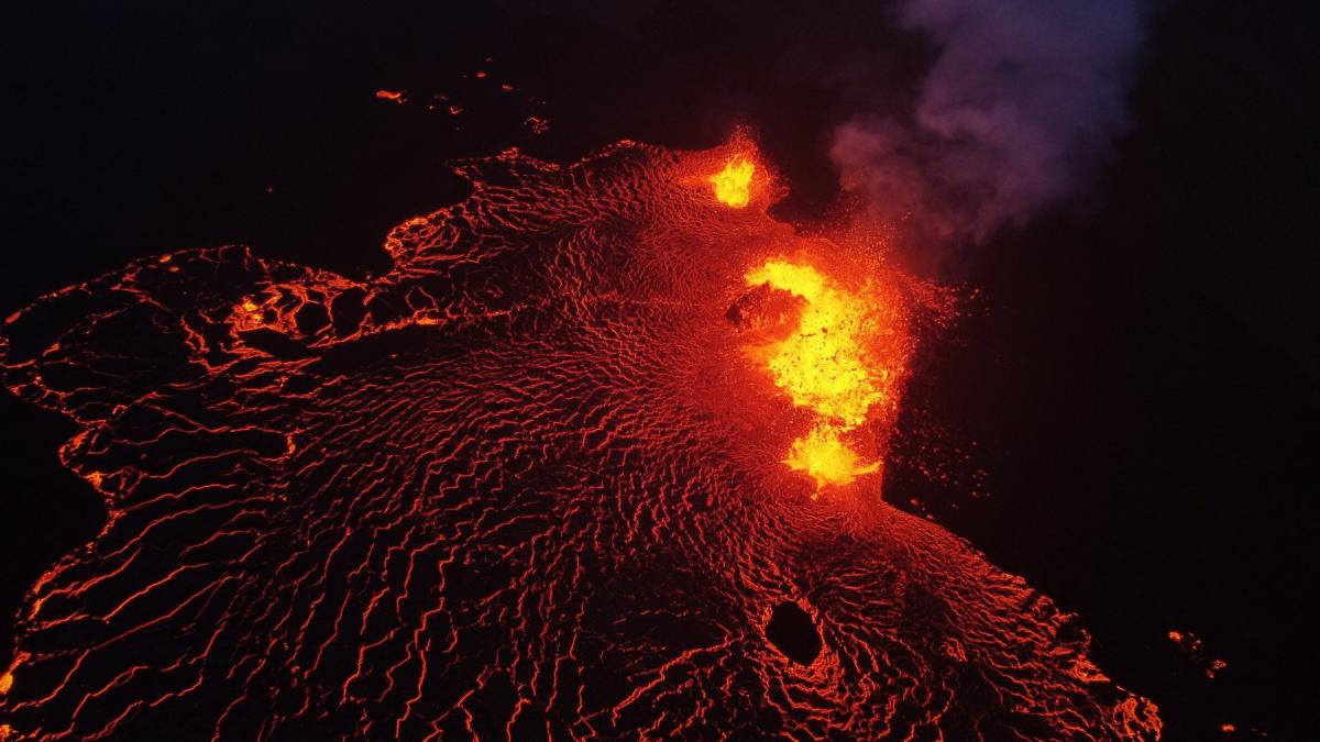 vulcanul lewotobi laki laki din indonezia a erupt din nou traficul aerian a fost perturbat