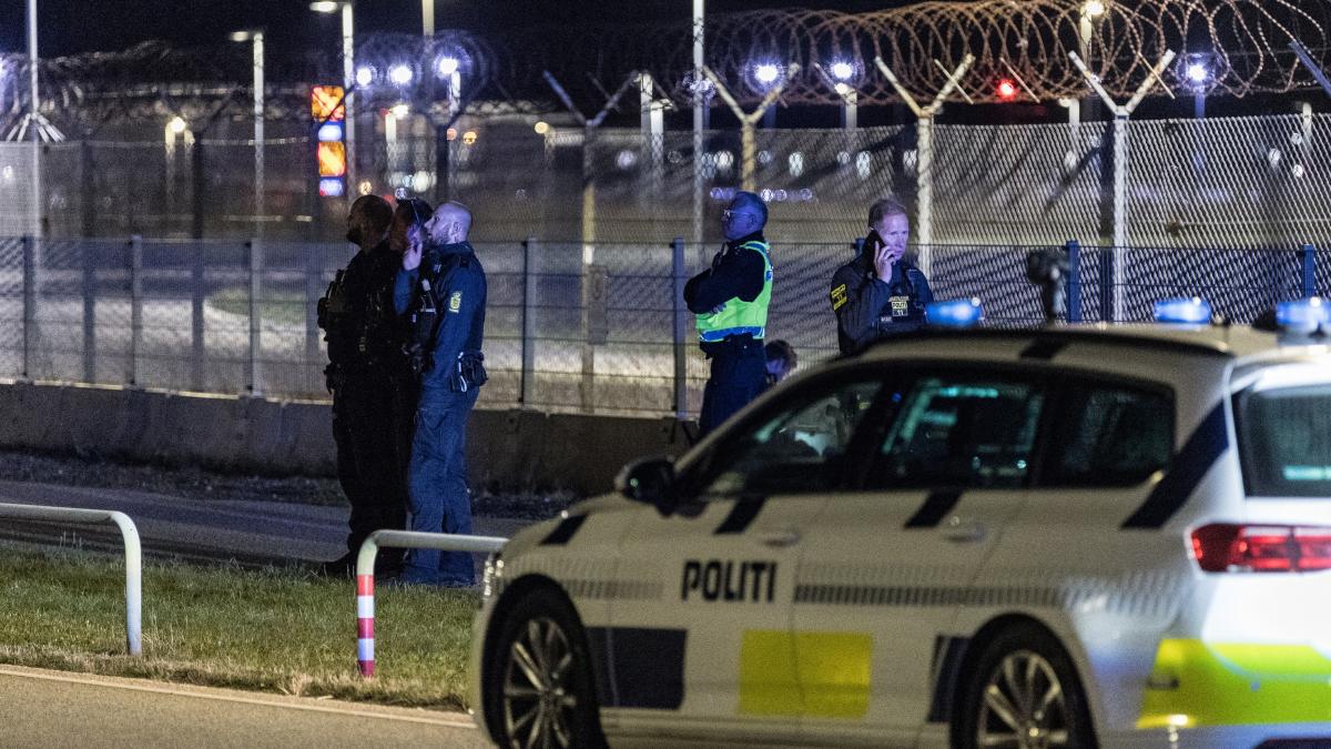 alerta la copenhaga aeroportul a fost inchis din cauza unor drone mari care survoleaza zona