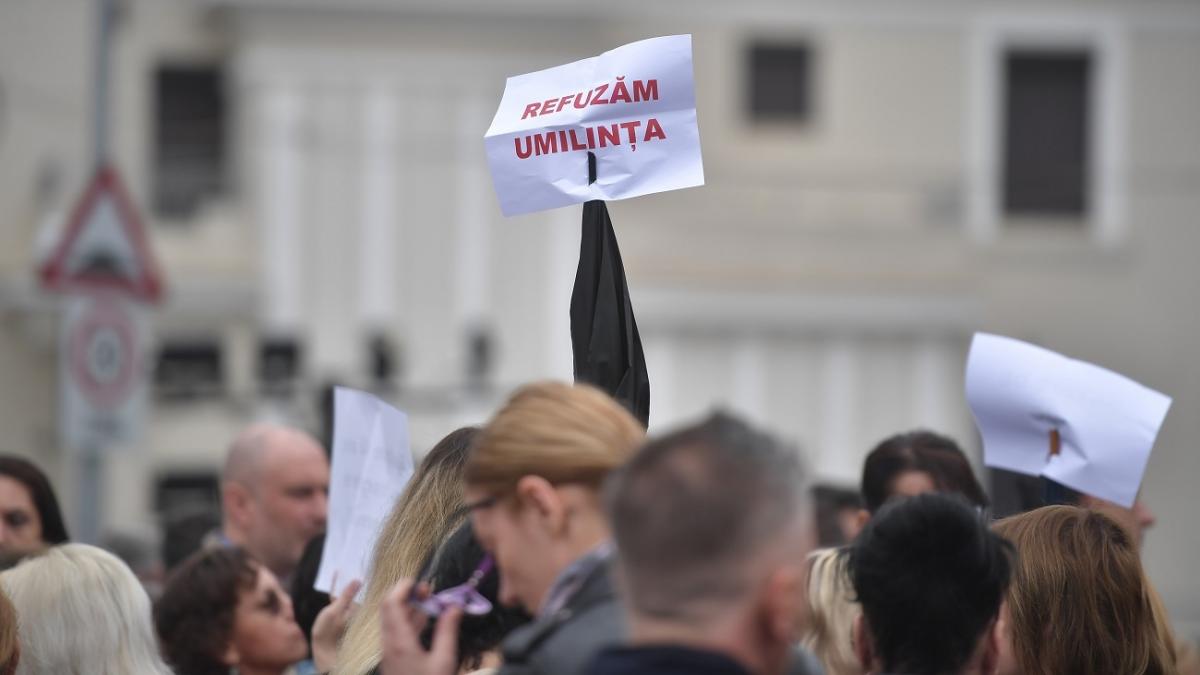 angajatii din guvern au trimis scrisori la comisia europeana si organizatia internationala a muncii se plang de practici abuzive