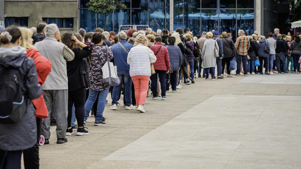 cozi kilometrice la milano pentru a obtine mostre gratuite de la branduri de lux produse de machiaj parfumuri si genti cosmetice