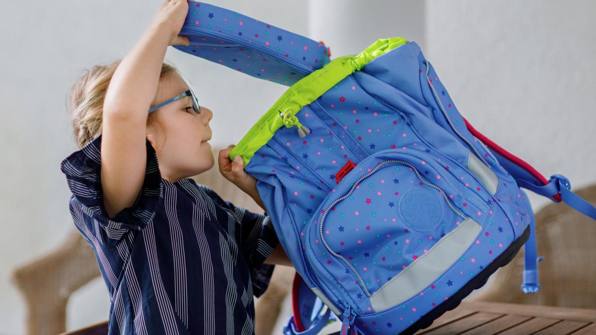 cum se poarta corect ghiozdanul pentru a evita problemele de spate la copii ordinea cartilor conteaza
