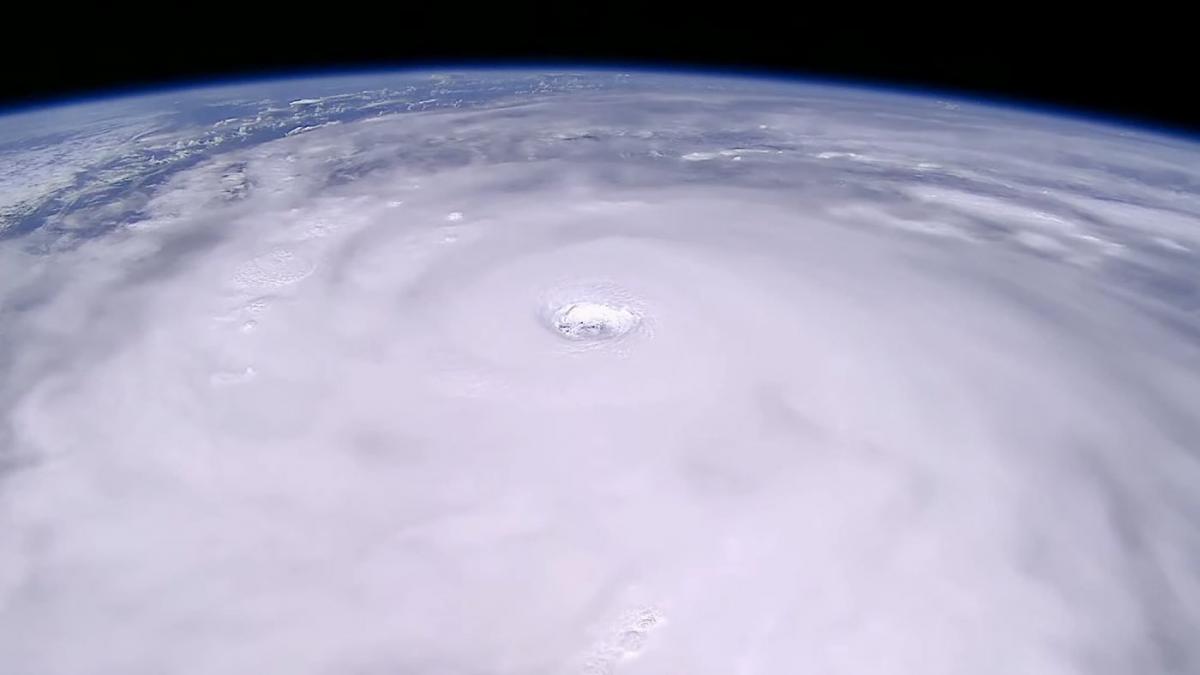cum se vede din spatiu super taifunul ragasa cea mai puternica furtuna de pe pamant din acest an