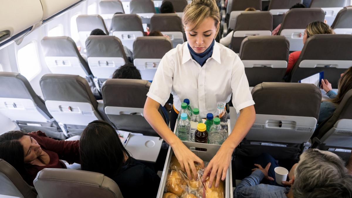 furie in avion dupa ce au vandut sandvisuri cu 9 50 euro la toti pasagerii insotitoarele au anuntat ca au redus pretul la 3 50 euro