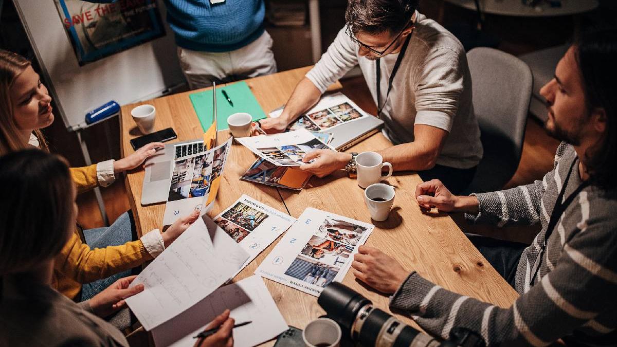 mai multi economisti celebri cer ca guvernele sa intervina pentru salvarea jurnalismului si limitarea influentei retelelor sociale