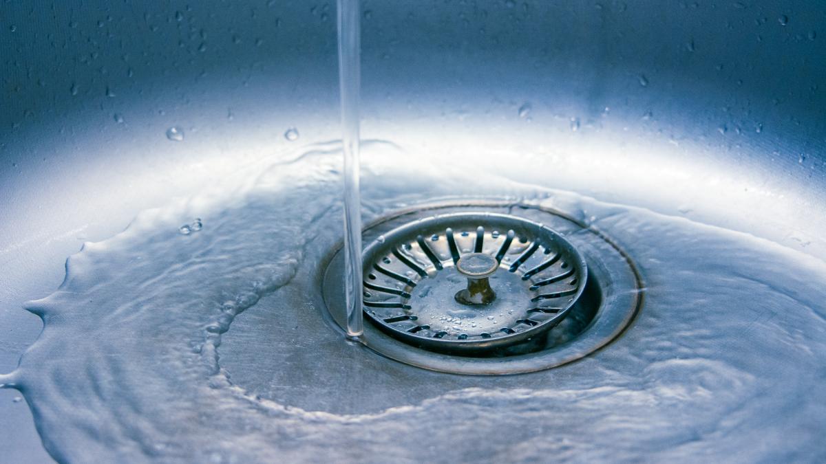 mii de romani s au trezit cu facturi uriase pentru apa pe care credeau ca o primesc gratuit cine e de vina