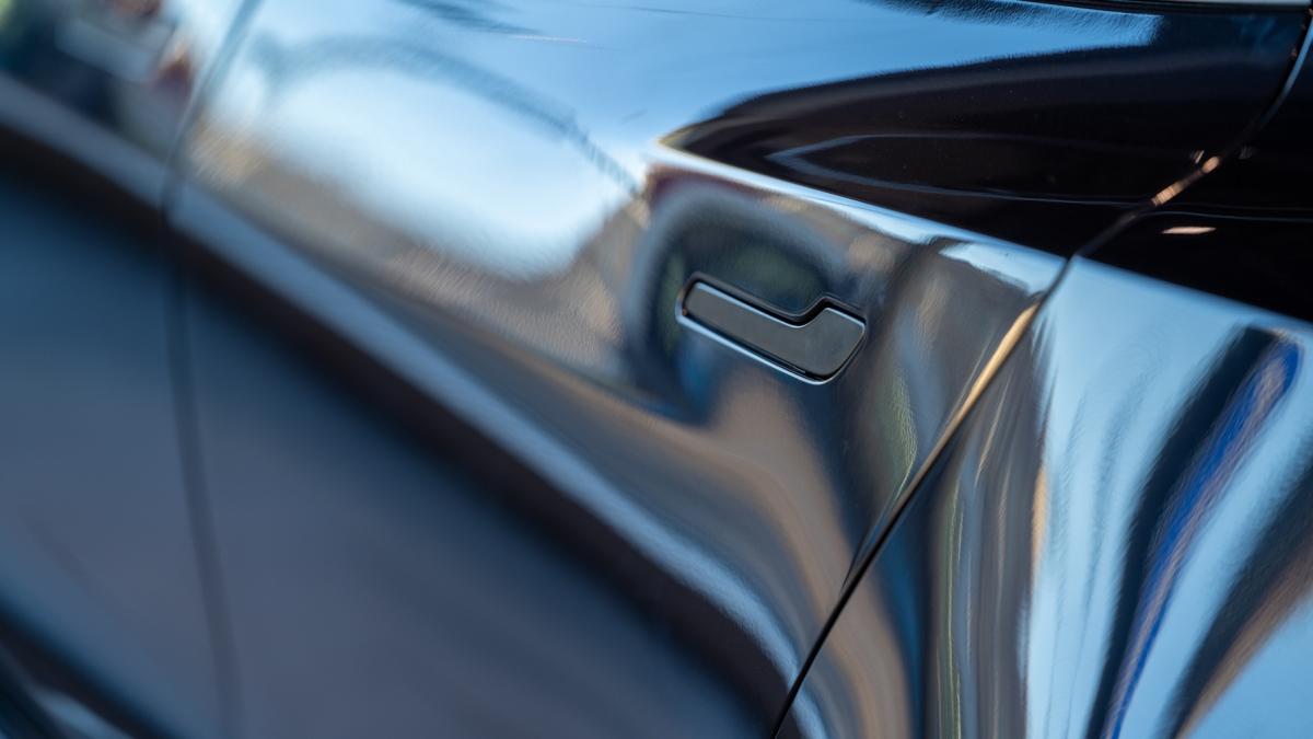 tesla modifica manerele usilor dupa ce numeroase persoane au ramas captive in vehicul in special in cazuri de urgenta