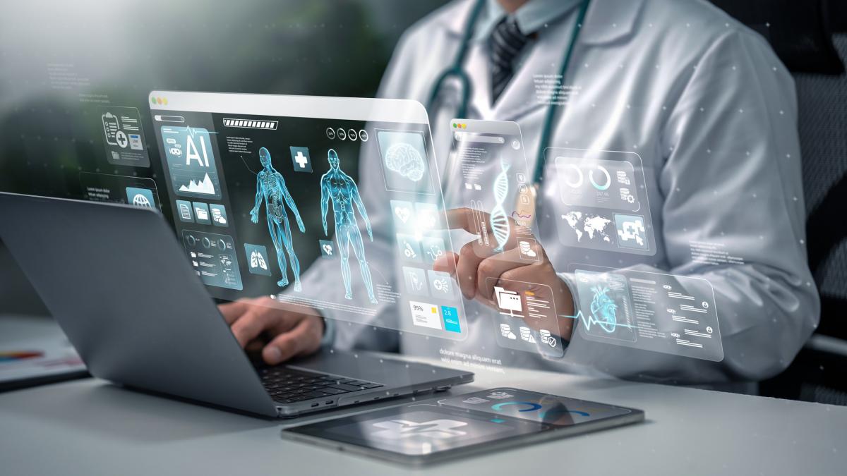 medci lucreaza la un calculator cu tehnologie de inalta clasa