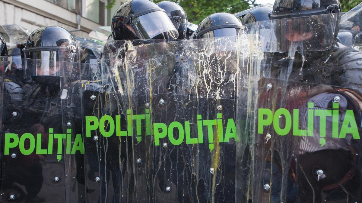 zeci de persoane retinute in moldova pregateau revolte in masa coordonate de rusia au fost antrenate in serbia