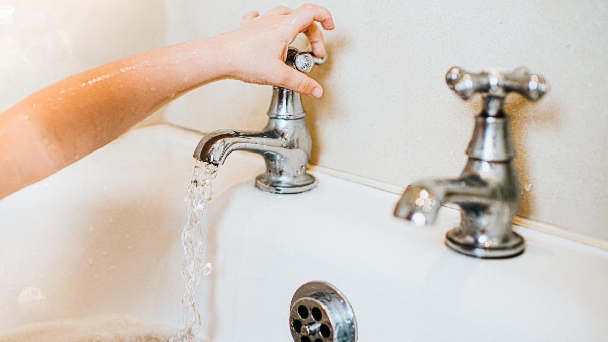 caz socant la timisoara un copil de 6 ani a fost gasit mort in cada cu un uscator de par langa el